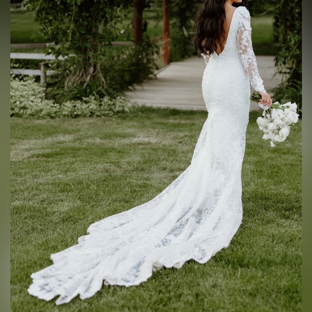 Ivory lace wedding dress